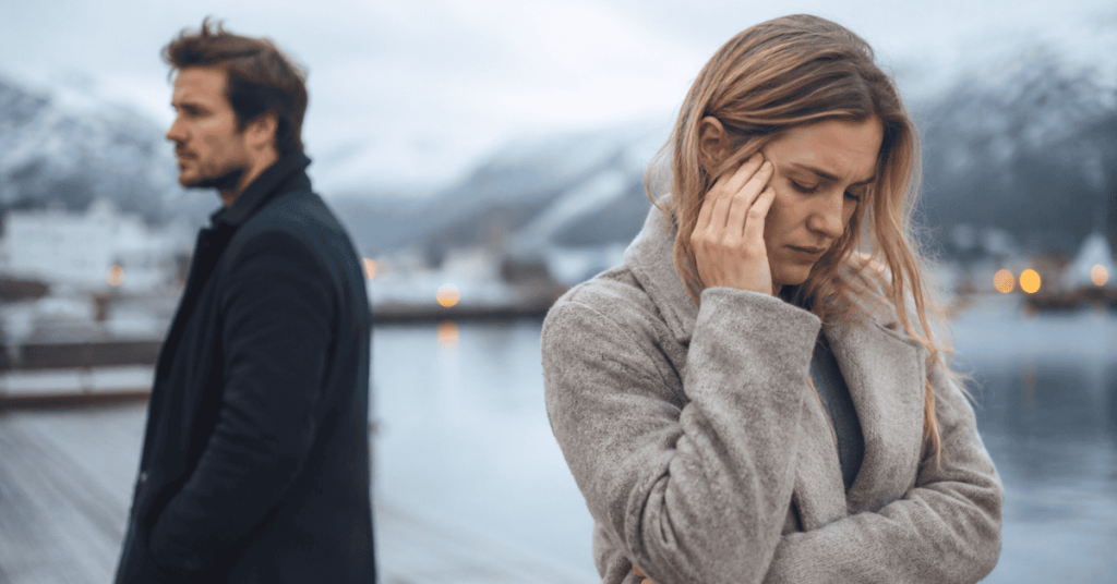 Hvordan forholde seg til en psykopat – emosjonelt stresset kvinne står ved siden av manipulerende mann i skandinavisk miljø
